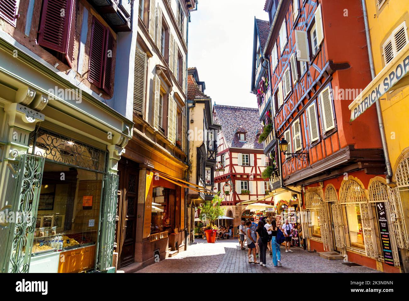 Geschäfte und mittelalterliche Holzhäuser in der Rue des Marchands, Colmar, Elsass, Frankreich Stockfoto