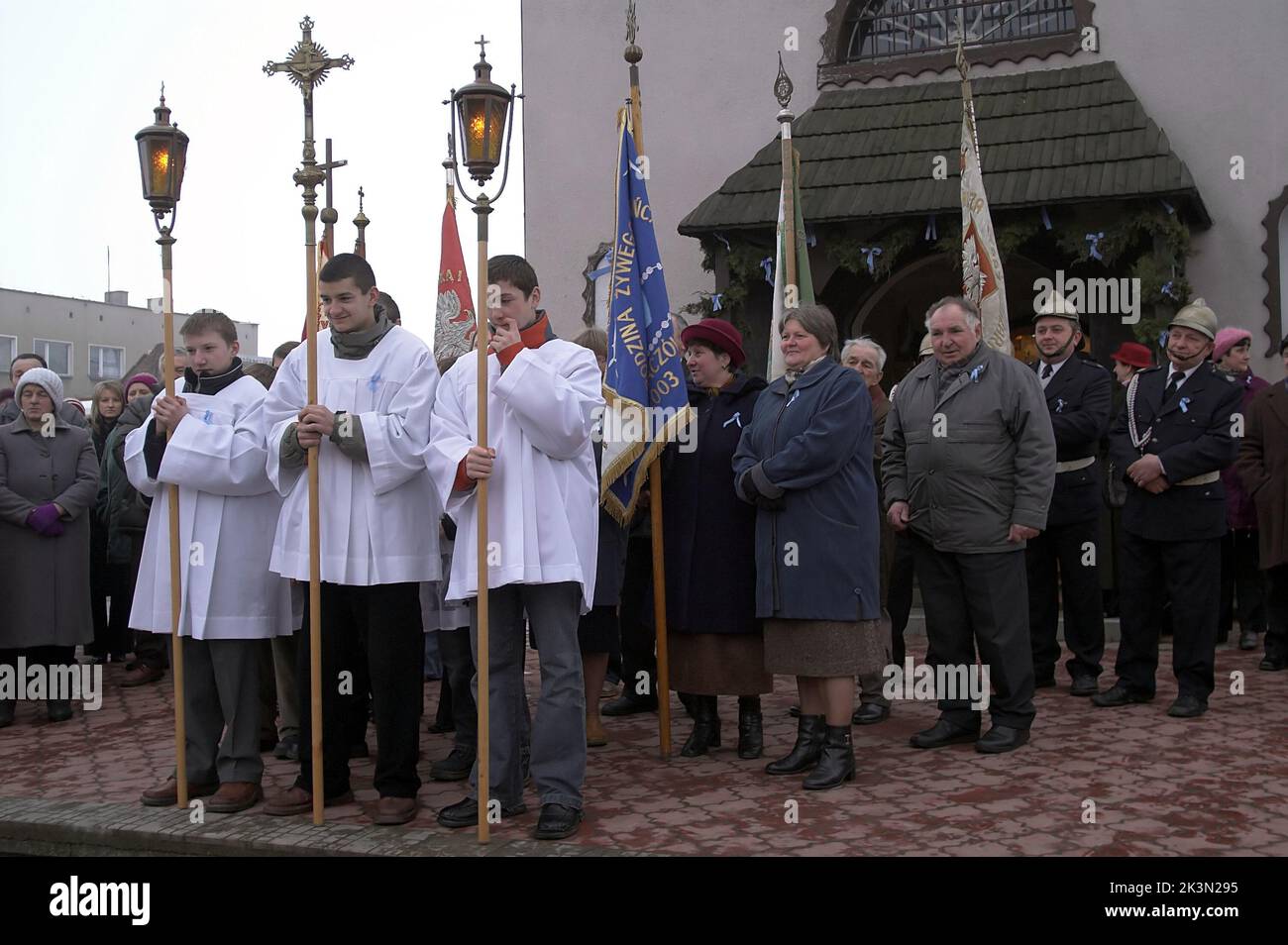 Trębaczów, Trembatschau, Polen, Polen, Wielkopolska, Großpolen; die Altardiener und die Gläubigen warten auf die Ankunft des Bischofs. Pobożność ludowa Stockfoto