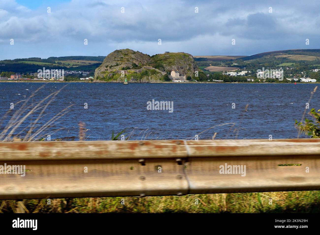 Dumbarton Castle aus einem fahrenden Auto Stockfoto