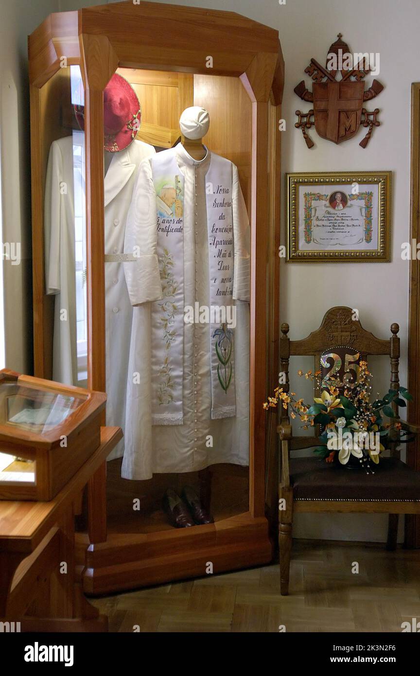 Wadowice, Małopolska, Kleinpolen, Polen, Polen, Museum - Haus der Familie Johannes Paul II. - Soutane und Mantel in einer Vitrine; Stockfoto