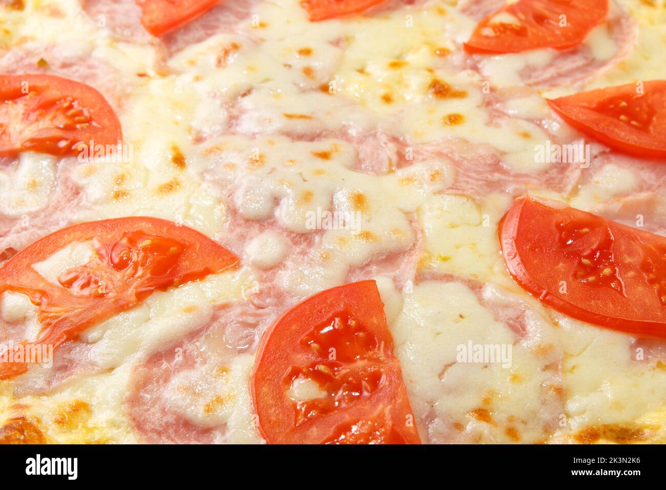 Pizza Hintergrund - Makroaufnahme der italienischen Pizza. Es kann als abstrakter Hintergrund für Lebensmittel verwendet werden. Stockfoto