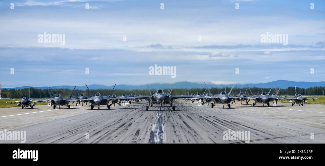 Flugzeuge der US Air Force nehmen an einer Demonstration der Fähigkeiten zu Ehren des 75.-jährigen Jubiläums der US Air Force auf der Eielson Air Force Base, Alaska, am 12. August 2022 Teil. Flugzeuge, darunter F-35A Lightning II, F-16 Fighting Falcon und F-22 Raptor, nahmen an der 75-Kampfjet-Formation Teil. (USA Air Force Foto von Tech. Sgt. Timothy Moore) Stockfoto