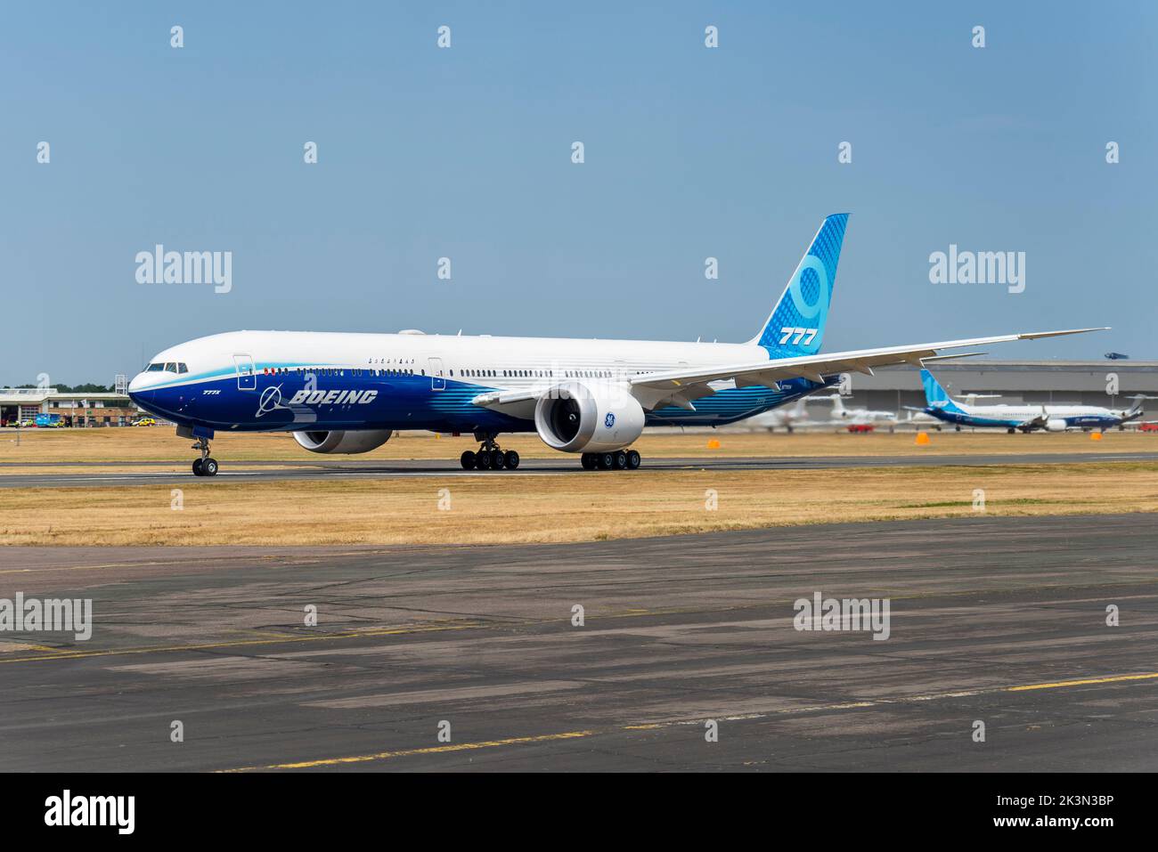 Boeing 777-9, auch bekannt als 777X, Linienflugzeug auf der Farnborough International Airshow 2022. Rollen vor der Anzeige. Neues, weitendes Gehäuse Stockfoto