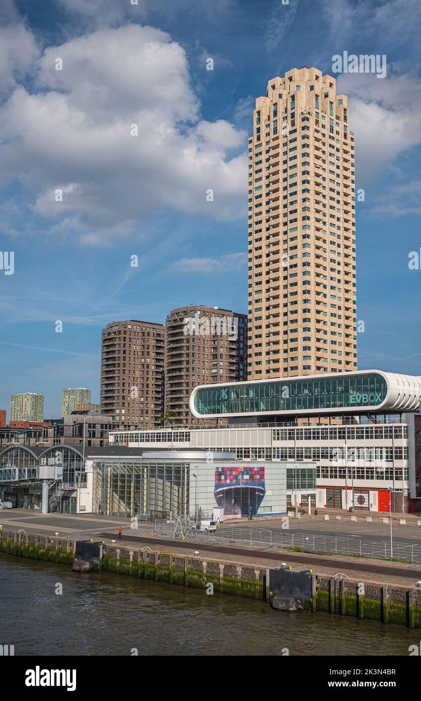 Rotterdam, Niederlande - 11. Juli 2022: Wolkenkratzer in New Orleans unter blauer Wolkenlandschaft hinter EVBOX-Wohngebäuden Fotomuseum auf Kop van Zuid doc Stockfoto