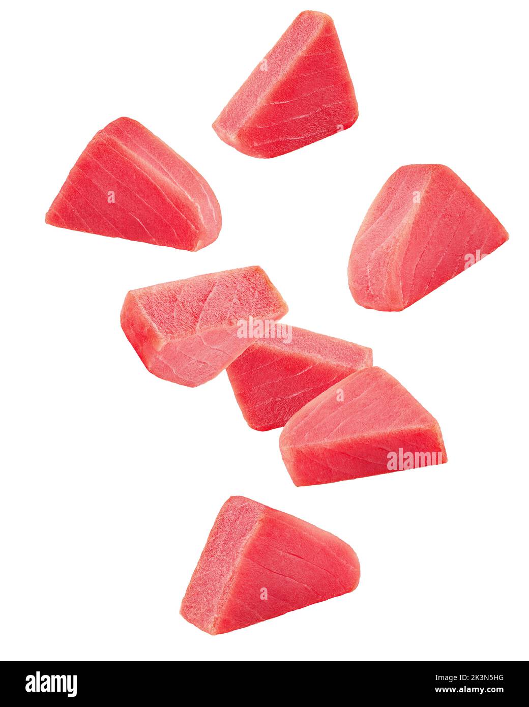 Fallendes rohes Thunfischsteak, Fisch isoliert auf weißem Hintergrund, Schnittpfad, volle Schärfentiefe Stockfoto