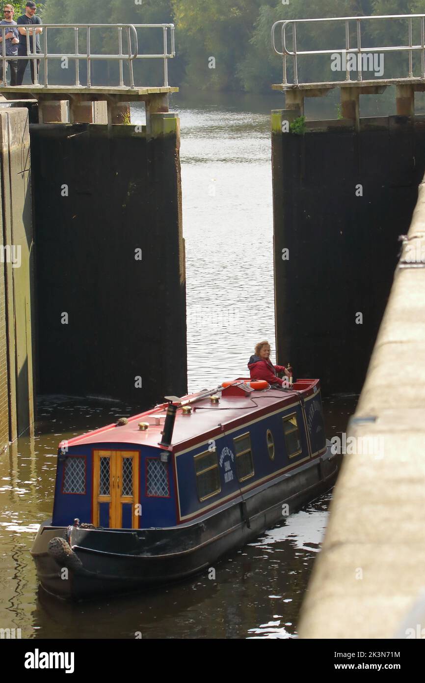 Schließen Sie die Türen hinter einem schmalen Boot auf der Aire- und Calder-Navigation in Menthley Stockfoto