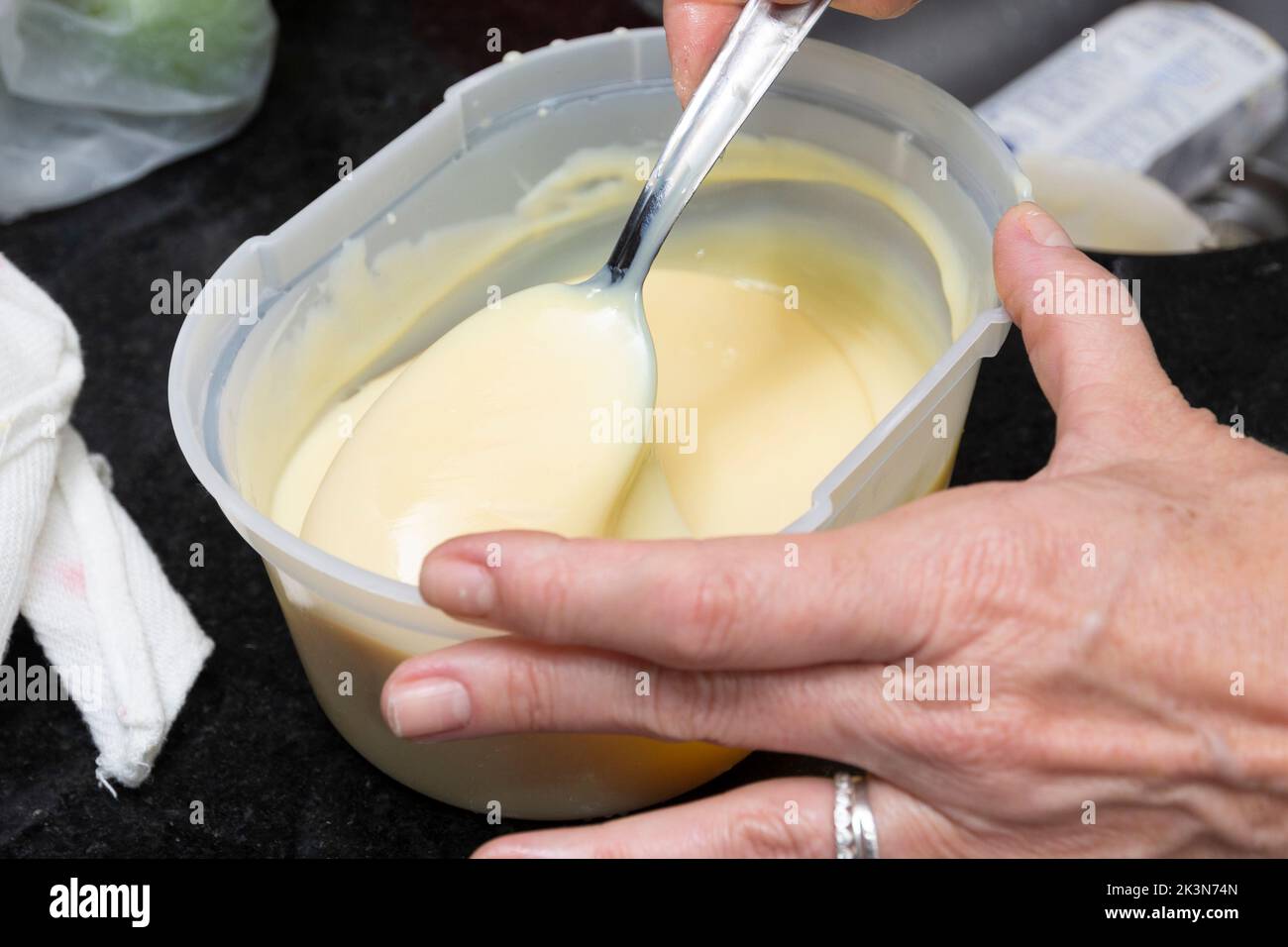Junge Frau bereitet Käsekuchen in der Küche mit verschiedenen Zutaten zu. Familiengastronomie. Salvador, Bahia, Brasilien Stockfoto