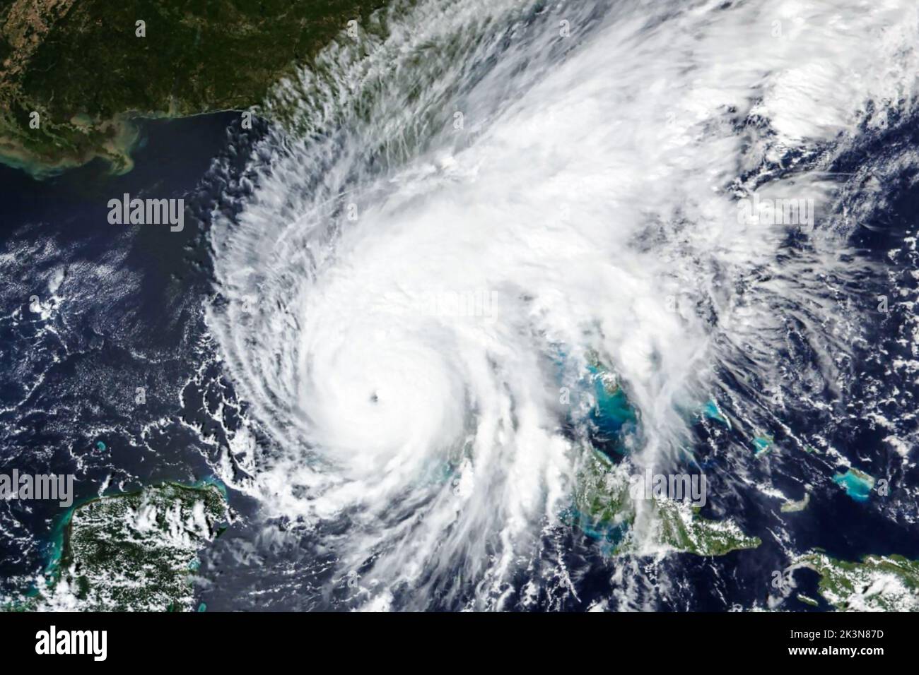 Hurrikan Ian im Golf von Mexiko, der fast den gesamten Bundesstaat Florida überschattete, als der starke Sturm am frühen Dienstagabend, dem 27. Oktober 2022, die Küste Floridas erreicht hat. (USA) Stockfoto