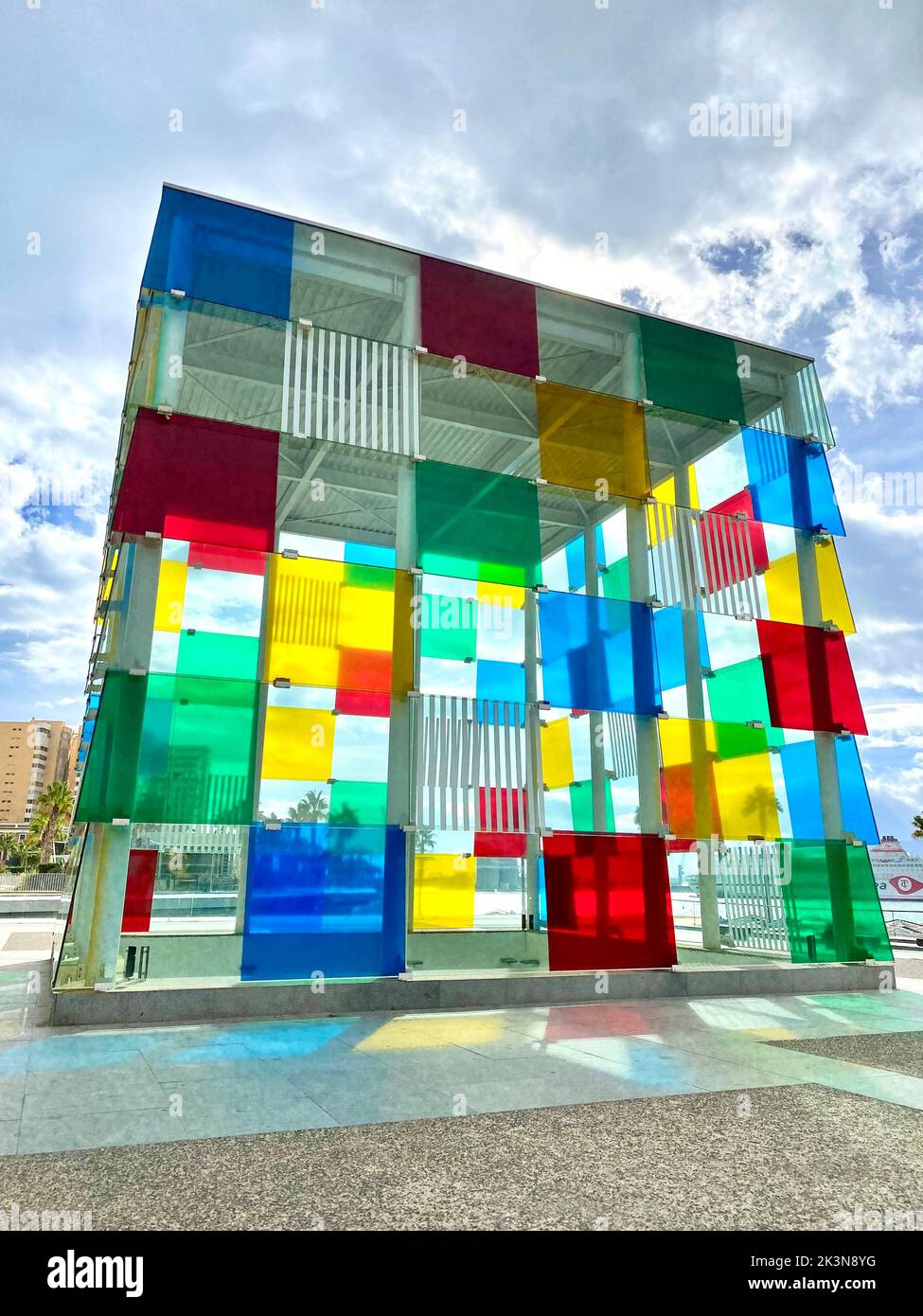 30.10.2021. Malaga, Spanien.Centre Centre Centre Centre Centre Centre Centre Centre Centre Centre Centre Centre Centre Centre Centre in Malaga, Andalusien, Spanien. Ein farbenfroher Würfel aus Glas und Stahl, auch El Cubo genannt. Hochwertige Fotos Stockfoto
