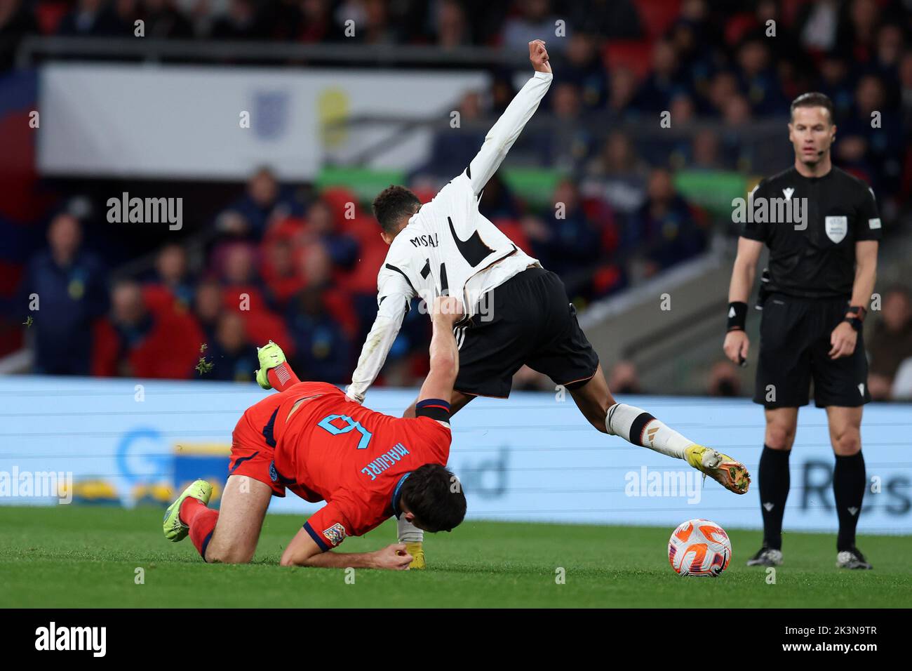 London, Großbritannien. 26. September 2022. Harry Maguire aus England (l) greift Jamal Musiala aus Deutschland an. England gegen Deutschland, UEFA Nations League Internationales Spiel der Gruppe C im Wembley-Stadion in London am Montag, 26.. September 2022. Nur zur redaktionellen Verwendung. Bild von Andrew Orchard/Andrew Orchard Sports Photography/Alamy Live News Credit: Andrew Orchard Sports Photography/Alamy Live News Stockfoto