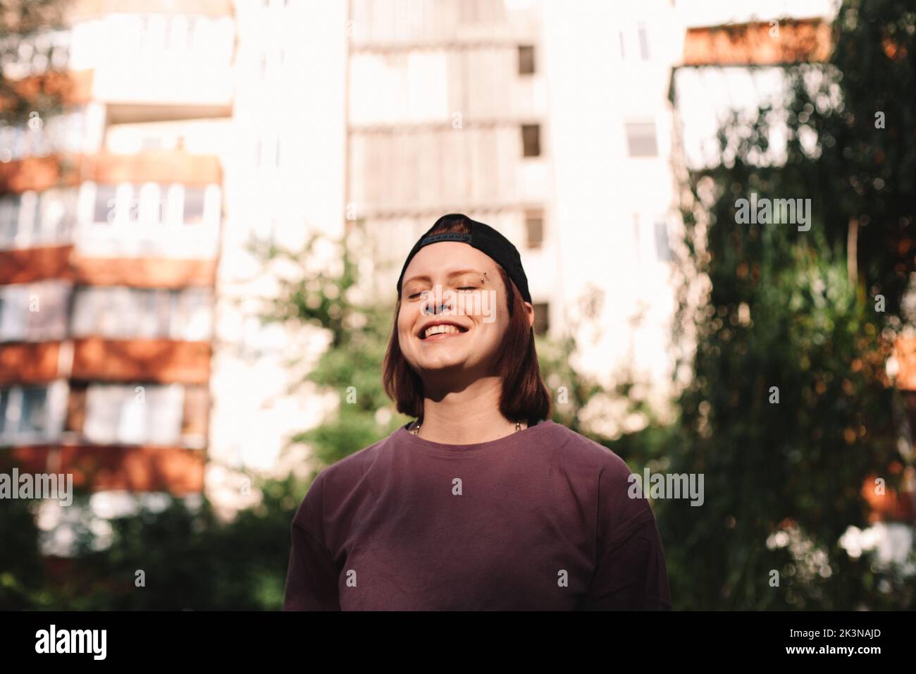 Porträt einer glücklichen jungen Punk-Frau im Sommer im Freien Stockfoto