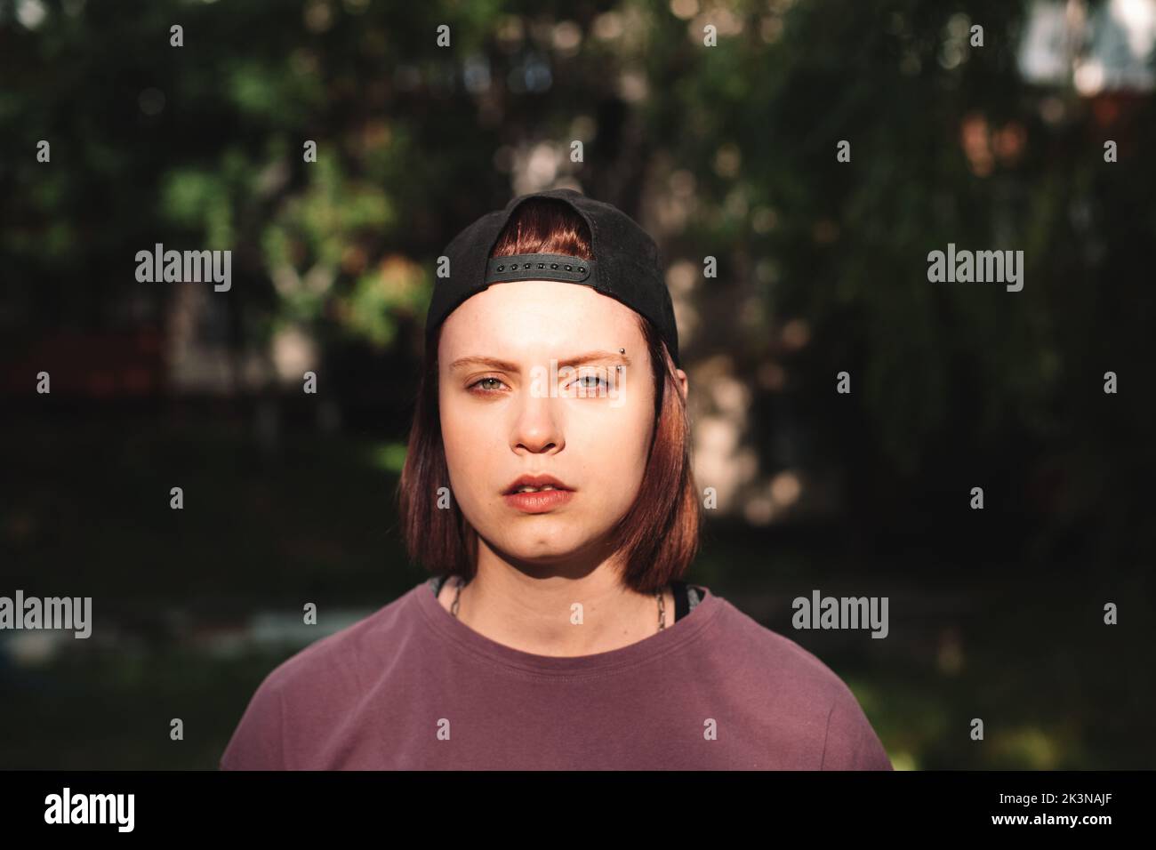 Portrait von Punk Teenager-Mädchen mit durchbohrten Augenbraue im Freien Stockfoto