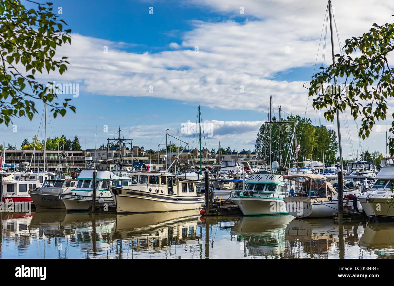 Motorboote liegen in der Marina. Bootspromenade für Touristen und ein Boot. Motorboote und Yachten stehen in der Nähe der hölzernen Pier im Fluss oder See-Vancou Stockfoto