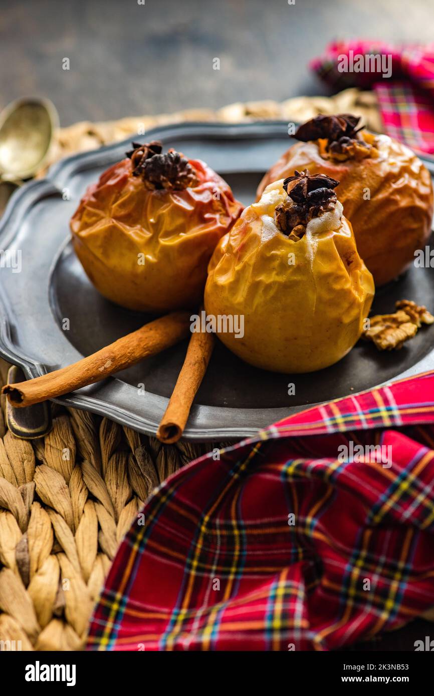 Herbstliches Dessert mit Äpfeln und Walnüssen Stockfoto