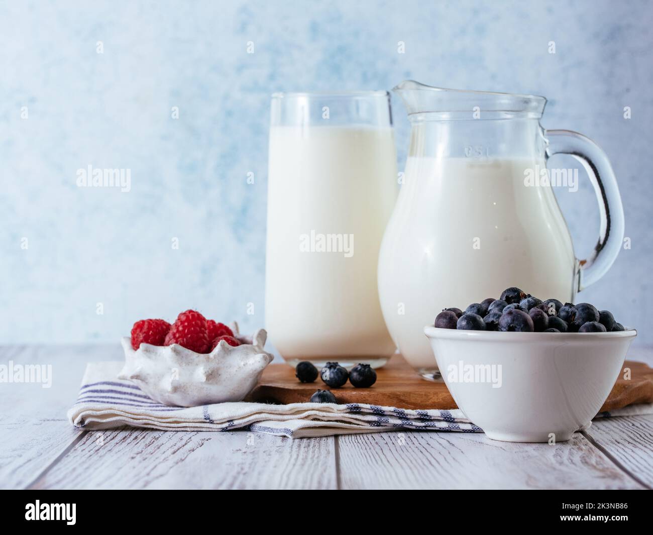Frische Milch in einem Glaskrug und Glas Stockfoto