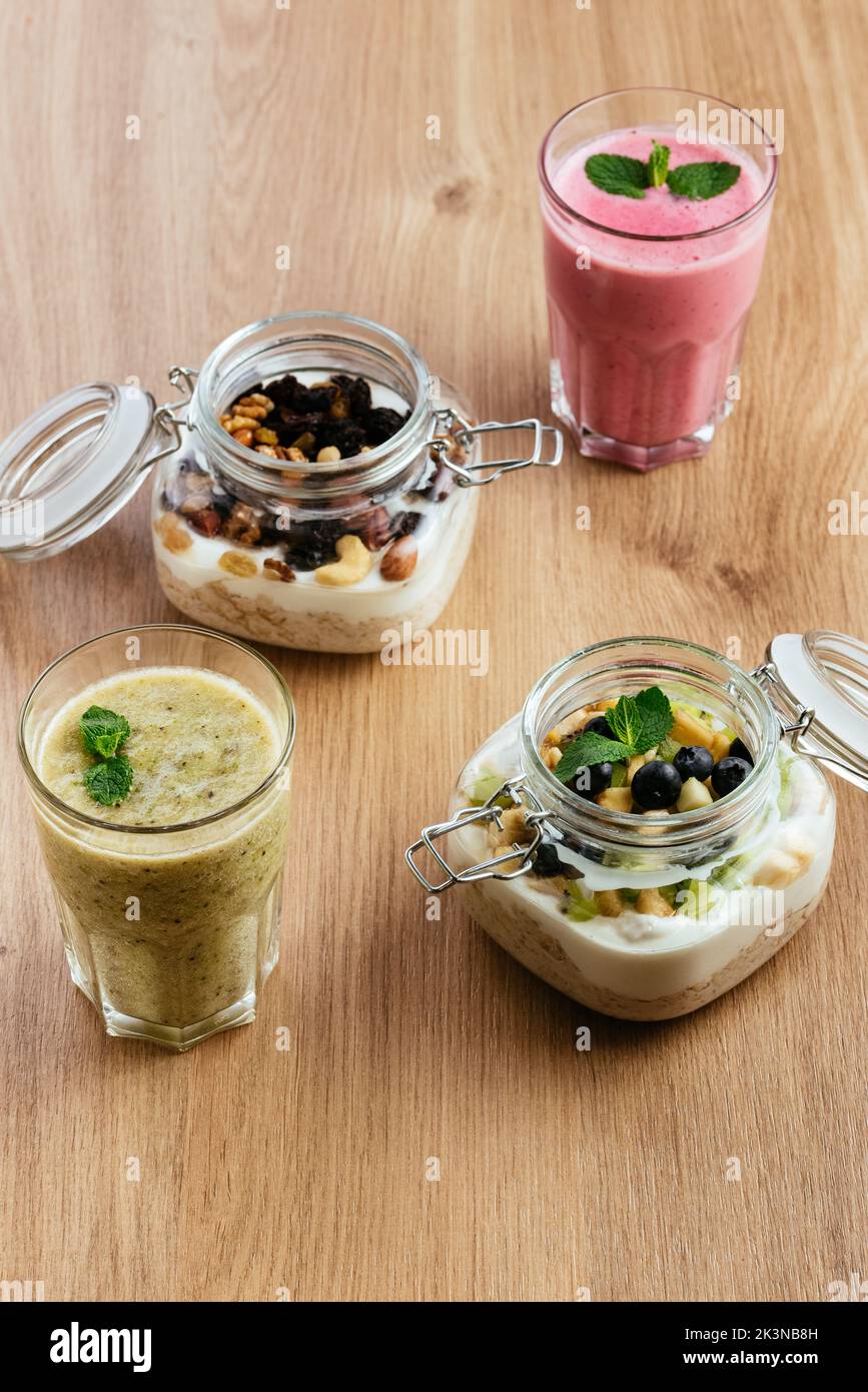 Granola in einem Glas mit griechischem Joghurt und Waldbeeren Stockfoto