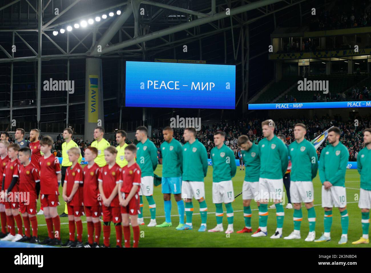 September 27. 2022 ; Aviva Stadium, Dublin, Irland; UEFA Nations League Football, Republik Irland gegen Armenien: Die beiden Teams stehen für die Spiele ihrer Nationalhymnen an. Frieden wird auf der Anzeigetafel im Hintergrund angezeigt Stockfoto