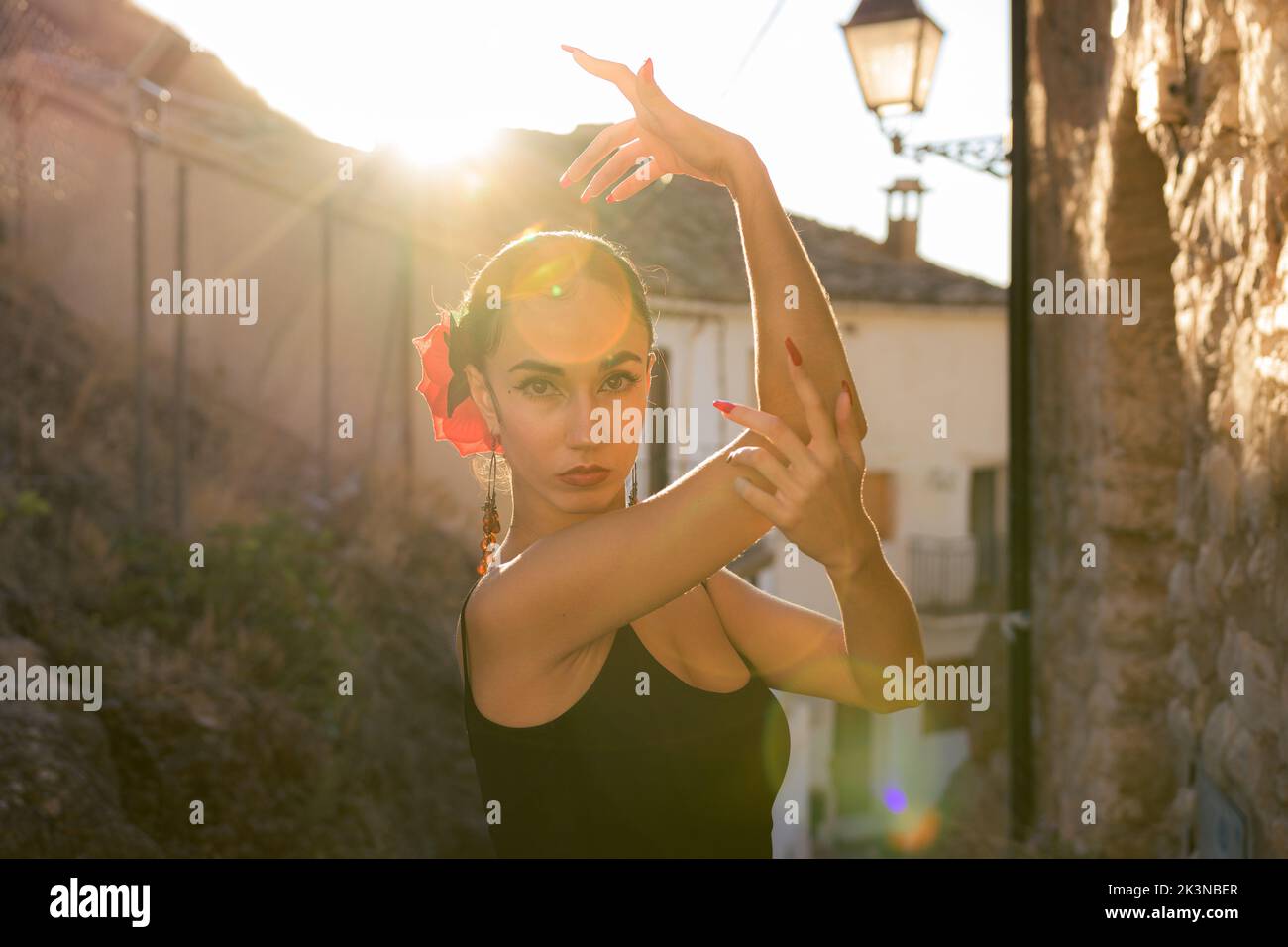 Porträt einer Frau, die bei Sonnenuntergang Flamenco tanzt Stockfoto