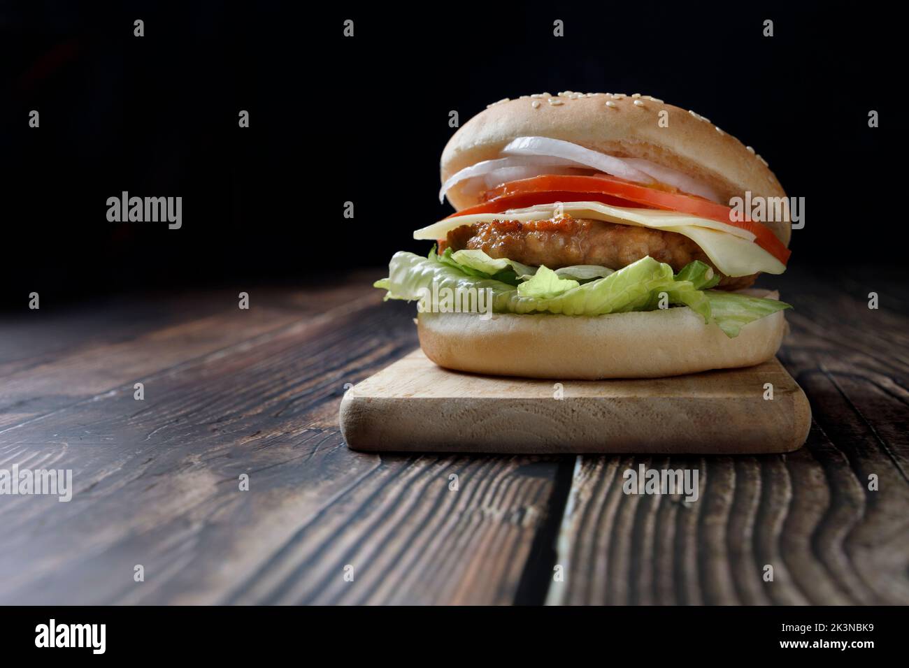 hamburger mit Fleisch, Tomaten und Zwiebeln Stockfoto