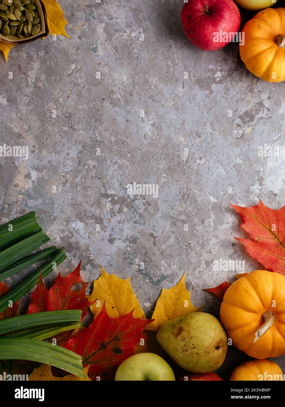 Herbstmockup mit Kürbissen und Blättern Stockfoto