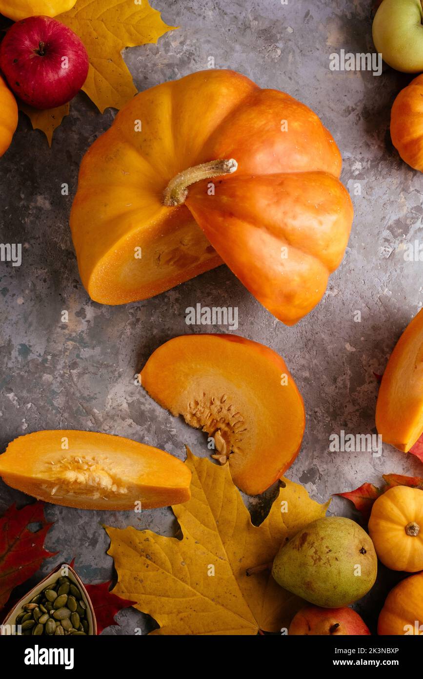 Geschnittener Herbstkürbis auf dem Tisch Stockfoto