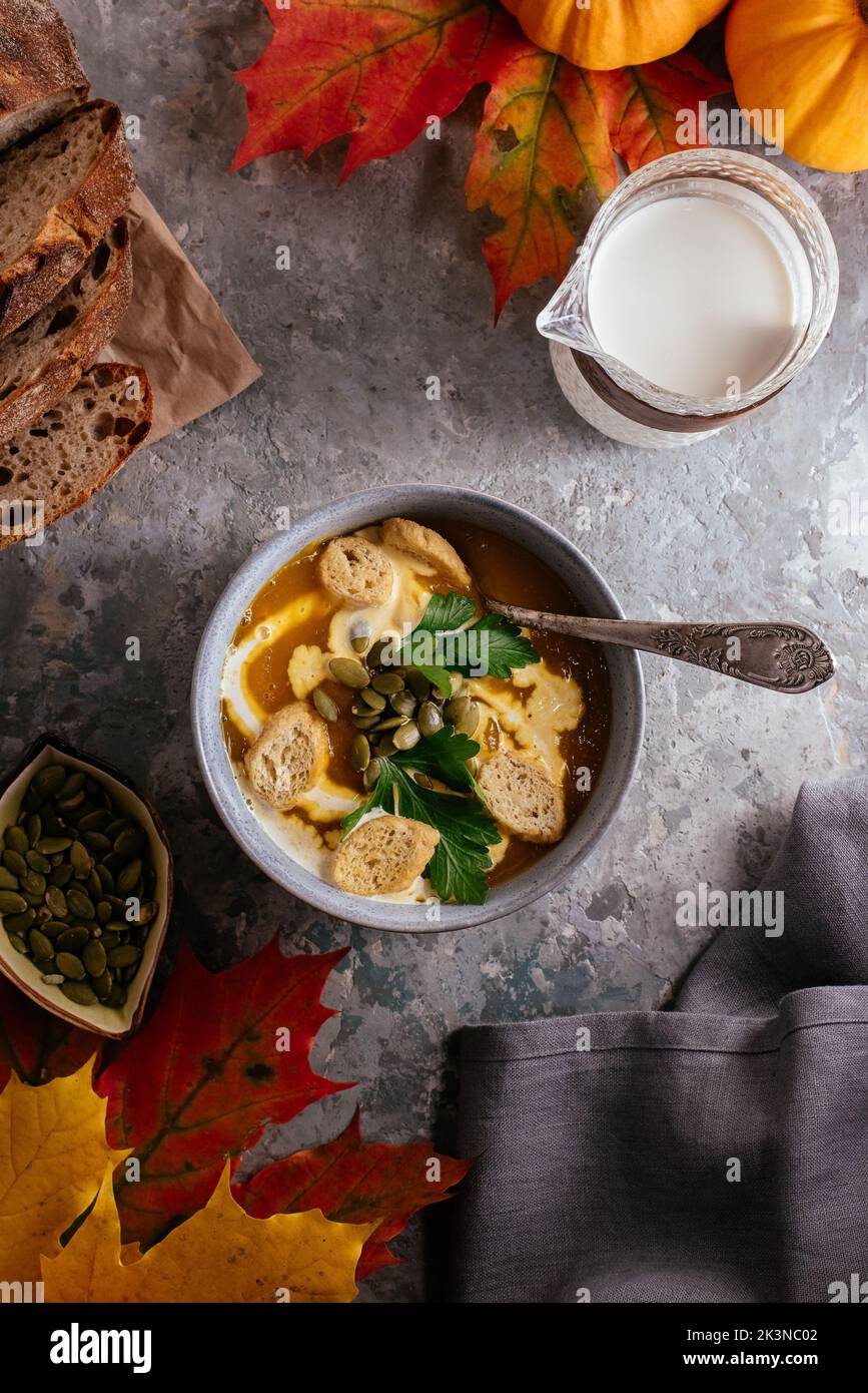 Herbst-Kürbissuppe in einer Schüssel Stockfoto
