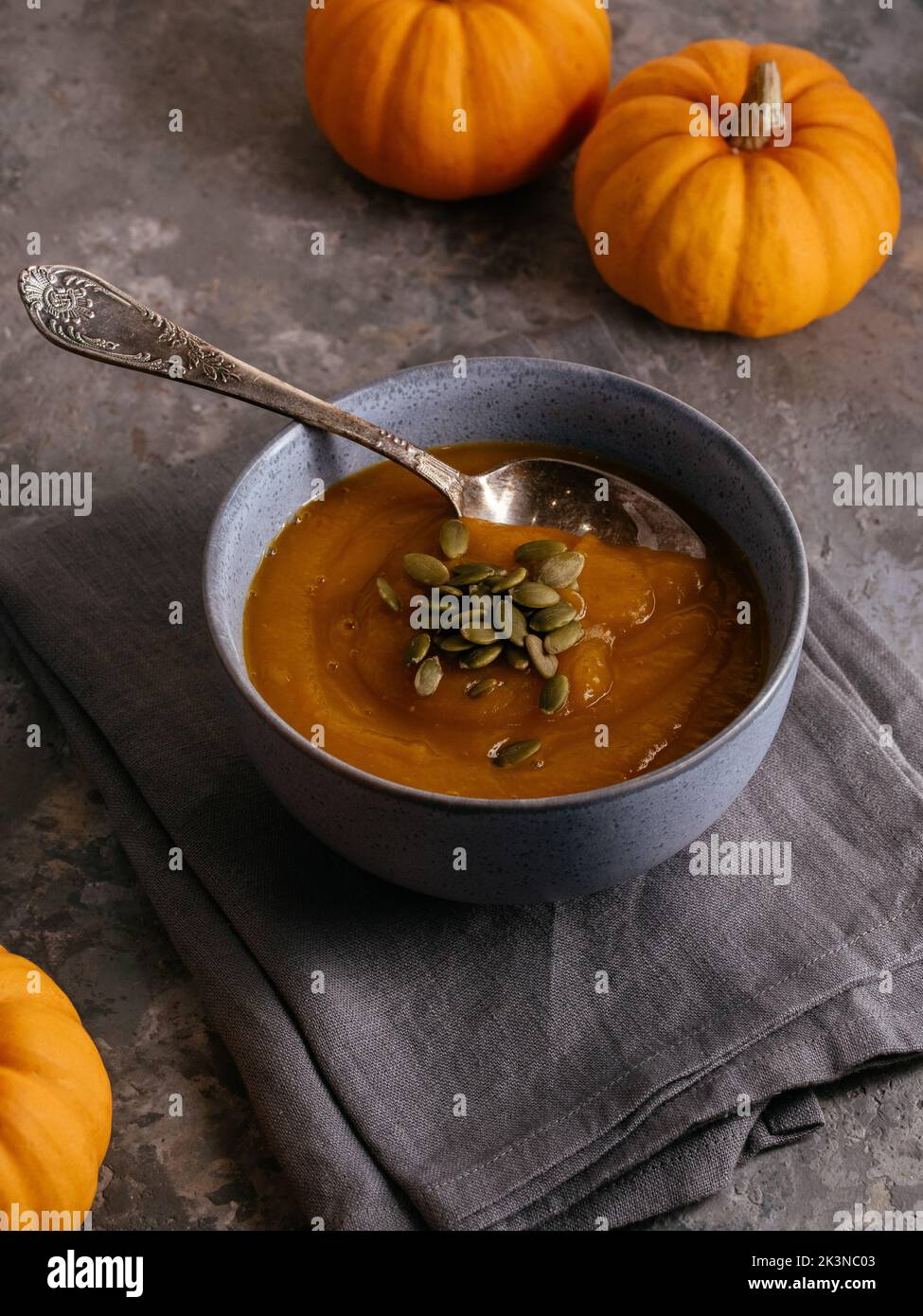 Herbst-Kürbissuppe in einer Schüssel Stockfoto