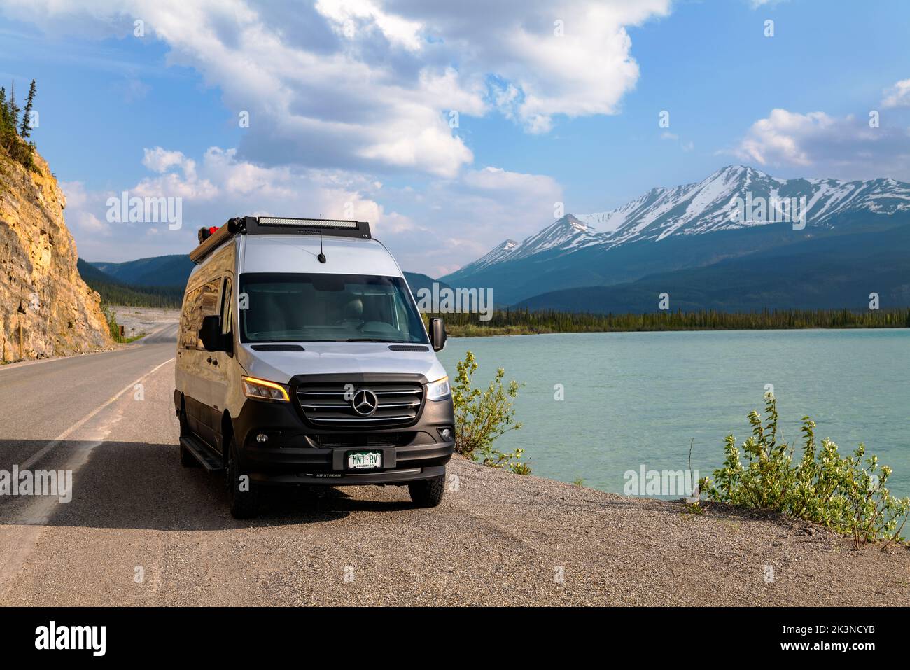 Freizeitfahrzeug entlang des Alaska Highway und des Muncho Lake; umgeben von den kanadischen Rocky Mountains; British Columbia; Kanada Stockfoto