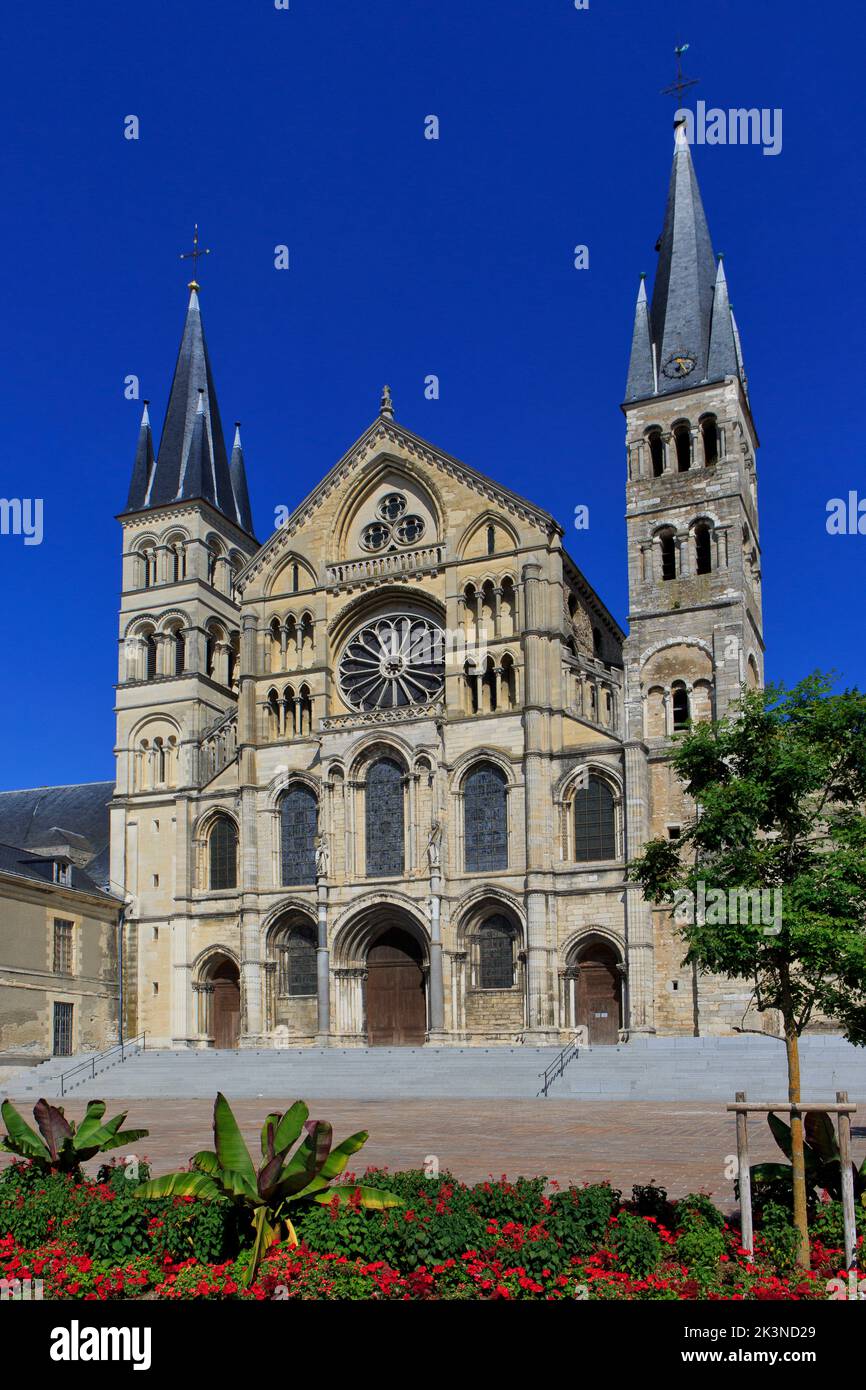 Der Haupteingang der romanischen Basilika Saint-Remi aus dem 11.. Jahrhundert in Reims (Marne), Frankreich Stockfoto