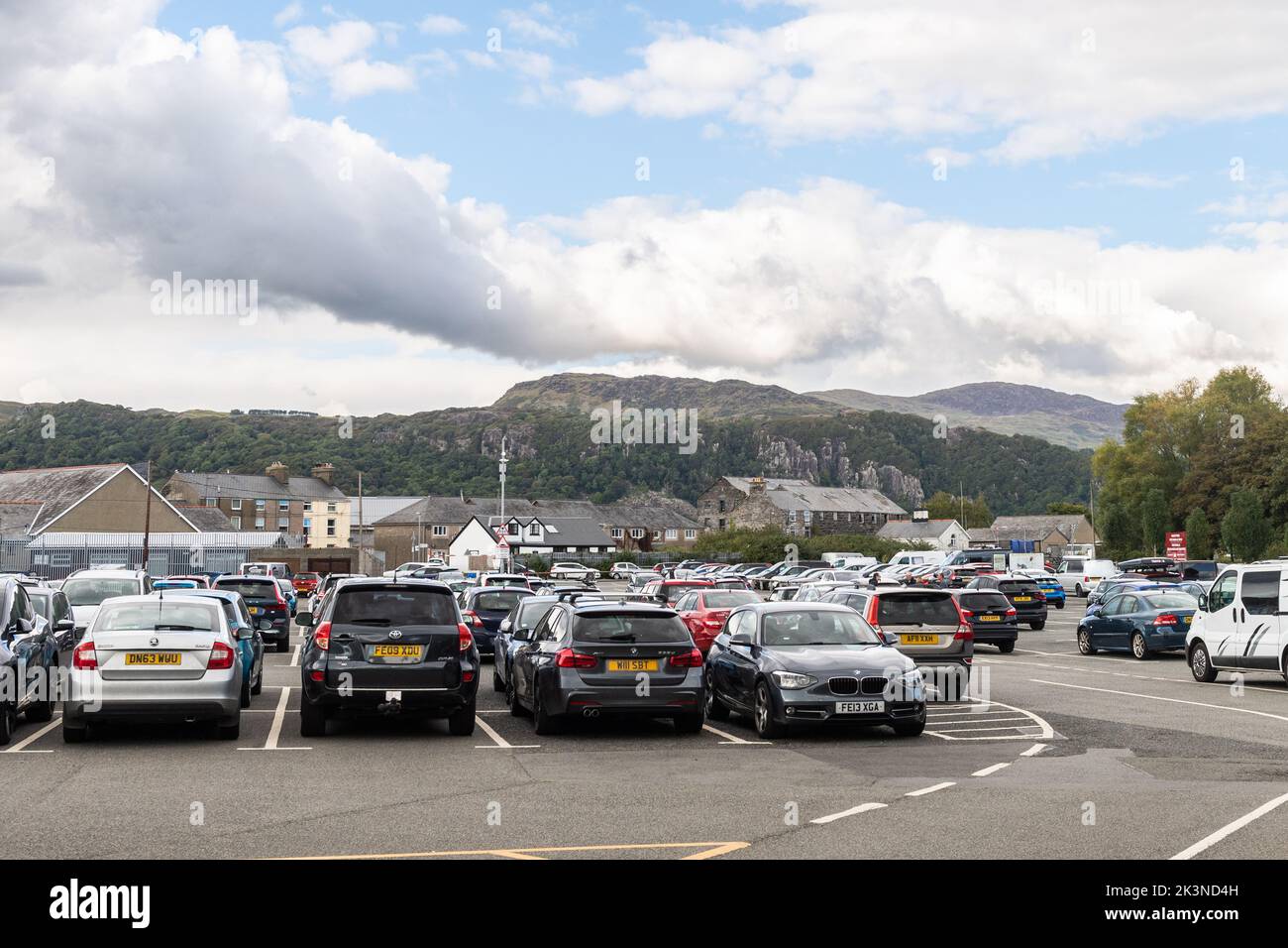 Parkplätze in Porthmadog, North Wales, Großbritannien. Stockfoto