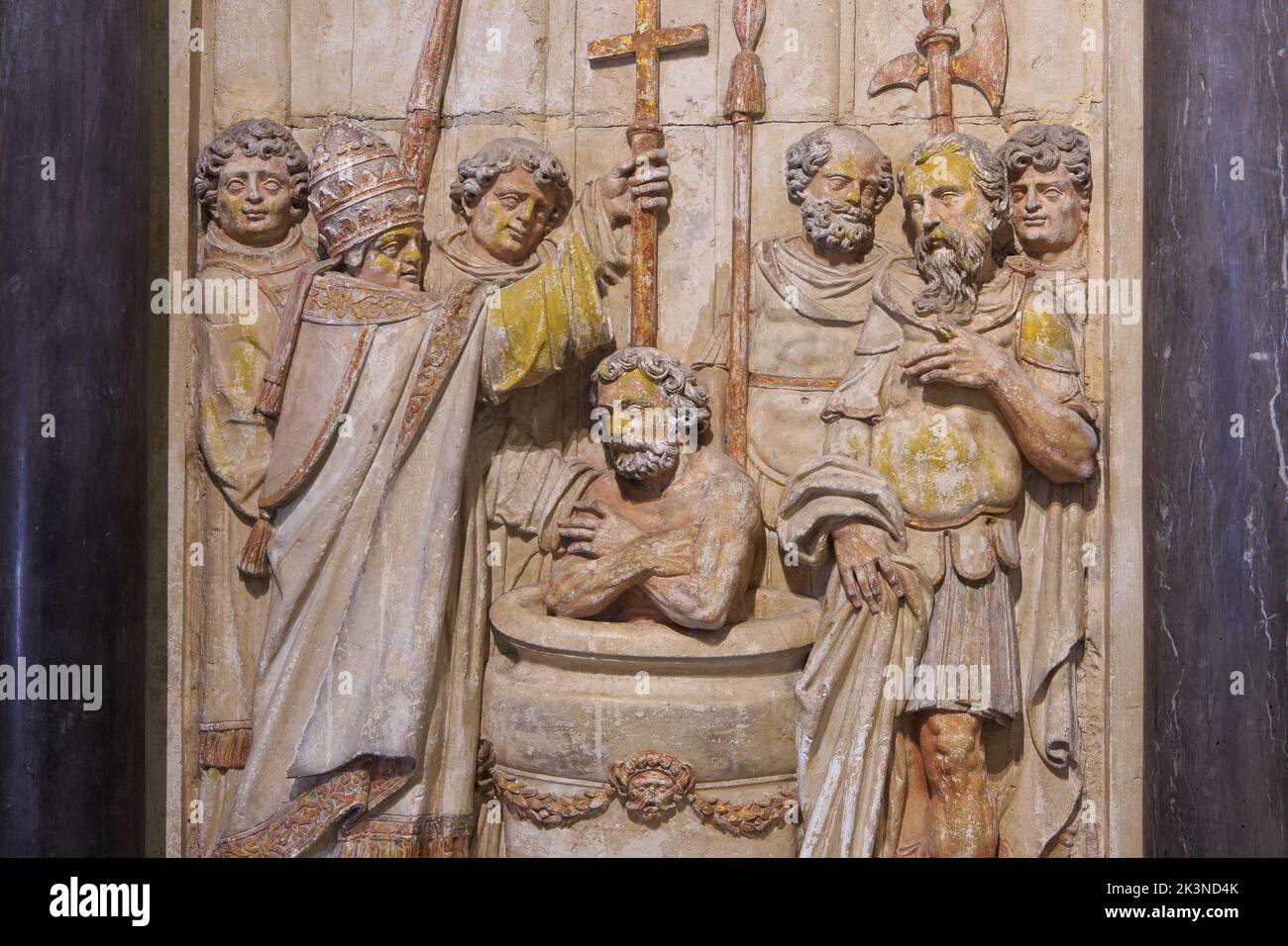 Die Taufe des römischen Kaiser Konstantin durch Papst Sylvester I. (von Nicolas Jacques, 1610) in der Basilika Saint-Remi in Reims (Marne), Frankreich Stockfoto