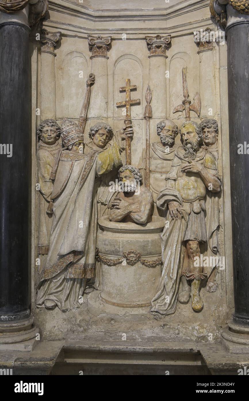 Die Taufe des römischen Kaiser Konstantin durch Papst Sylvester I. (von Nicolas Jacques, 1610) in der Basilika Saint-Remi in Reims (Marne), Frankreich Stockfoto