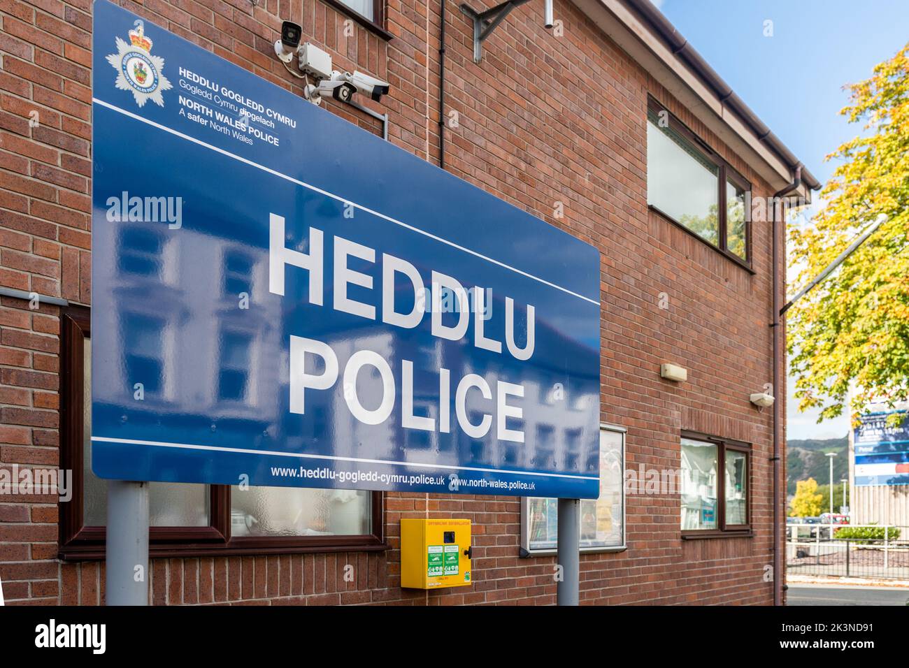 Zweisprachiges Heddlu/Polizeischild vor der Polizeistation in Porthmadog, Nordwales, Großbritannien. Stockfoto