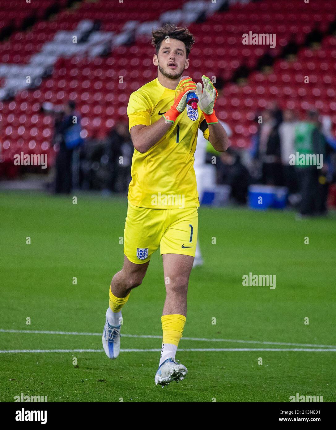 Sheffield, Großbritannien. 27. September 2022. *** James Trafford England Torwart (1) während des Internationalen Freundschaftsspiels zwischen England U-21 und Deutschland U-21 in Bramall Lane, Sheffield, England am 27. September 2022. Foto von Simon Hall. Nur zur redaktionellen Verwendung, Lizenz für kommerzielle Nutzung erforderlich. Keine Verwendung bei Wetten, Spielen oder Veröffentlichungen einzelner Clubs/Vereine/Spieler. Kredit: UK Sports Pics Ltd/Alamy Live Nachrichten Stockfoto