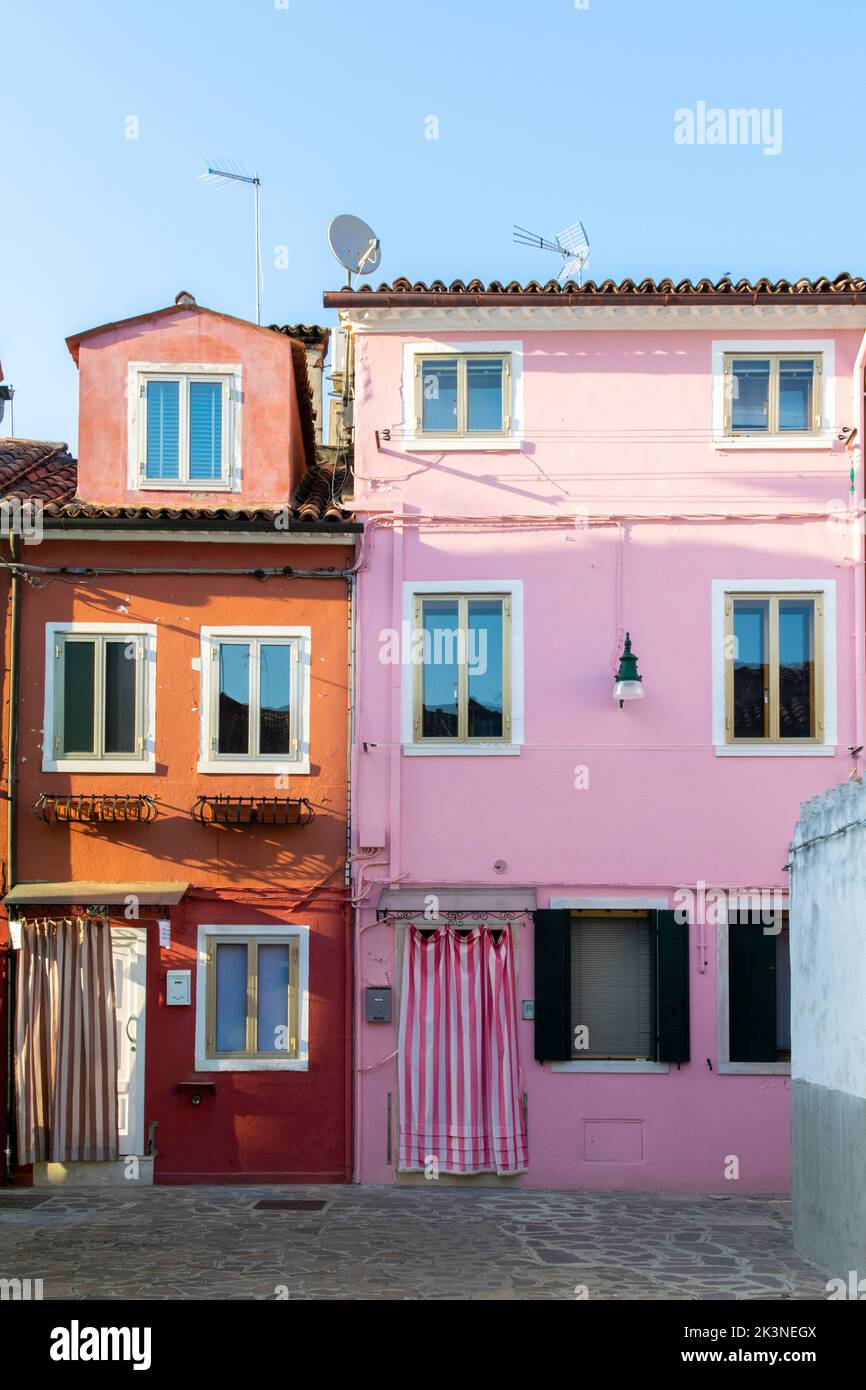 Häuser in lebendigen Farben auf der Insel Burano, Venedig Stockfoto
