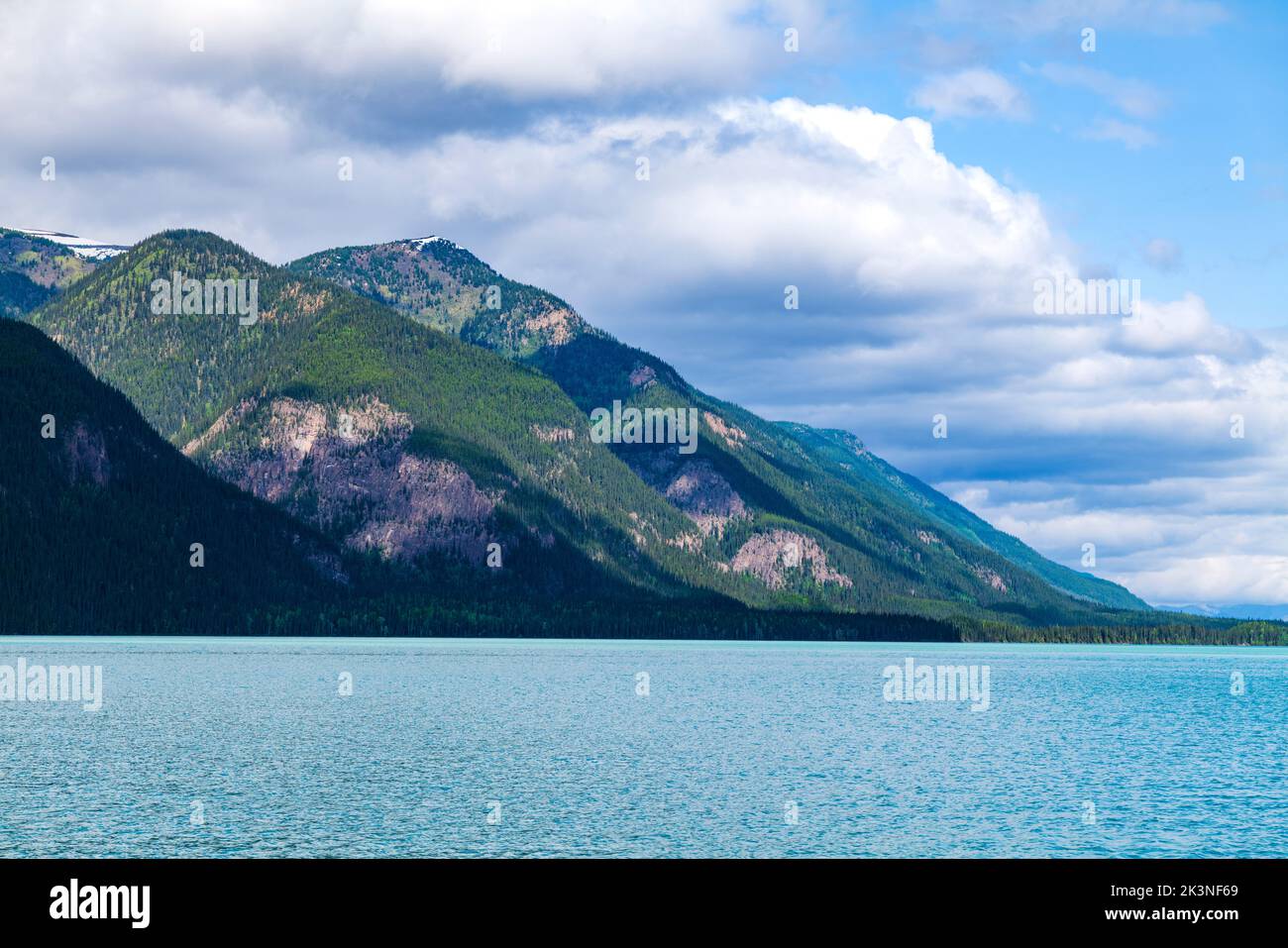 Muncho Lake, umgeben von den kanadischen Rocky Mountains; British Columbia; Kanada Stockfoto