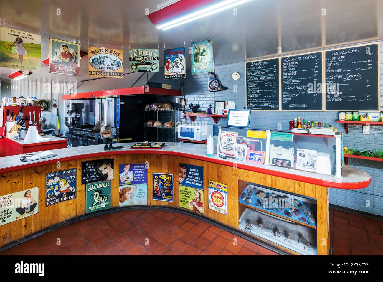 Humorvolle Schilder; Double G Service; Café & Restaurant; Muncho Lake; British Columbia; Kanada Stockfoto