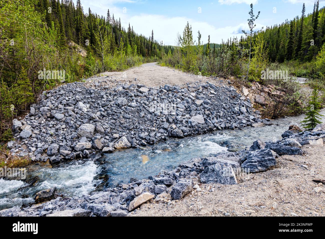 Ausgewaschene Strecke des ursprünglichen Al-Can; Alaska Highway; in der Nähe des Muncho Lake; British Columbia; Kanada Stockfoto