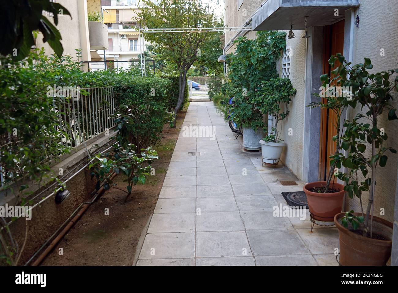 Eingangspfad zu einem Gebäude in Palaio Faliro, Athen. Stockfoto