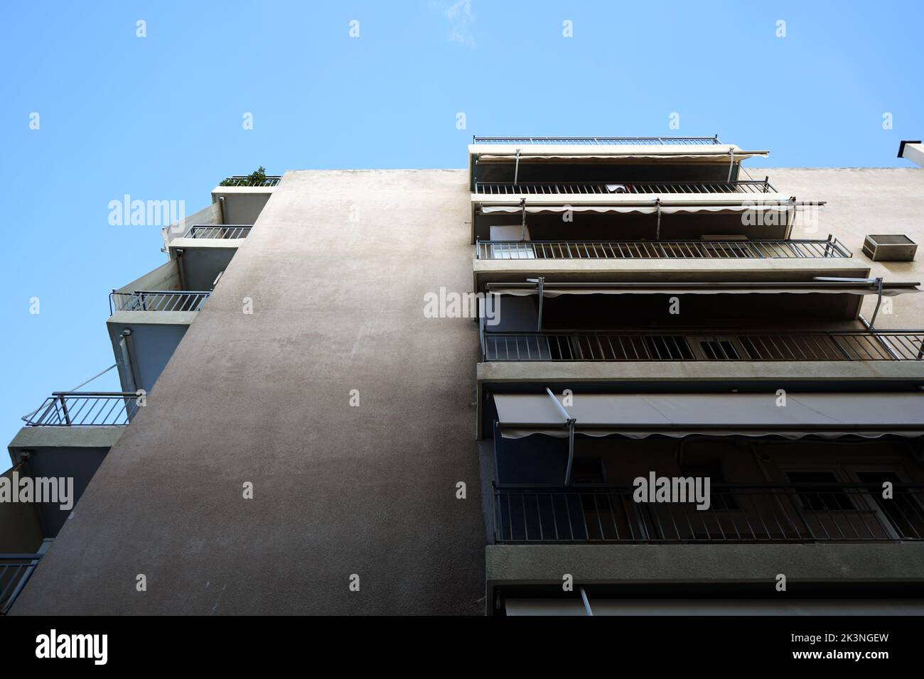 Appartementhaus von unten in Palaio Faliro, Athen. Stockfoto