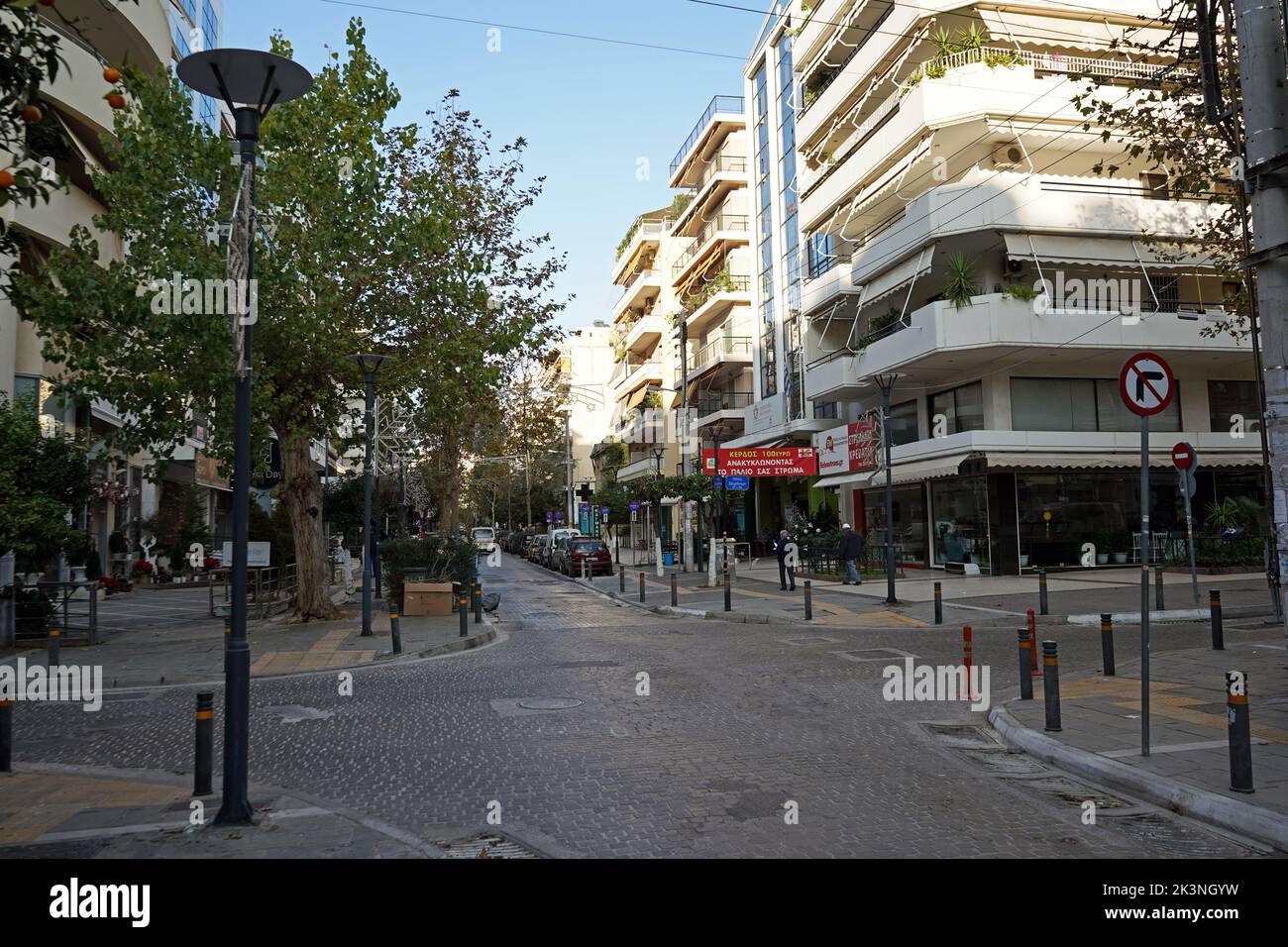 Palaio Faliro, Athen Griechenland - 19-12-2019: Seirinon und Agiou Alexandrou Straße im Zentrum von Palaio Faliro, Athen. Stockfoto