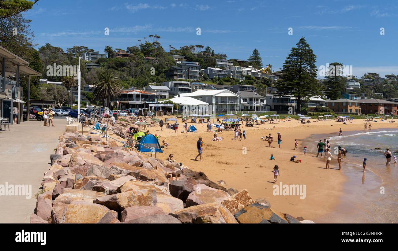 Australische Strandszene heißer Tag. Regionaler australischer Strand mit Menschen am Sommertag. Weite Aufnahme des überfüllten Strandes in Australien. Stockfoto