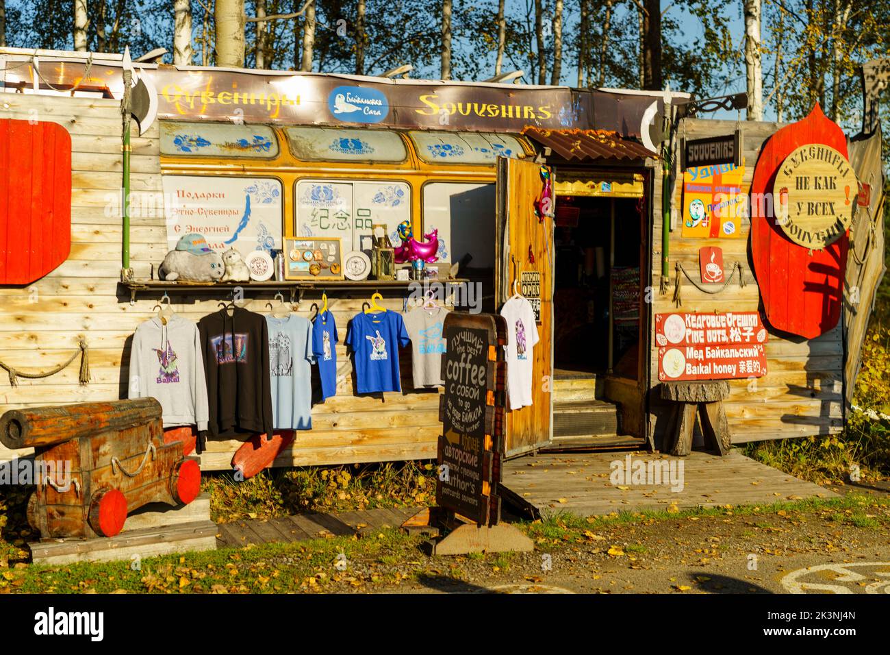 Irkutsk, Russland - 17. September 2020: Souvenirladen im Taltsy-Museumskomplex Stockfoto
