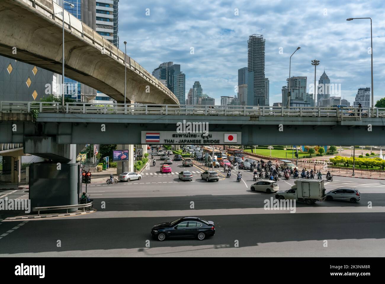 Die Thai-Japanische Freundschaftsbrücke an der Kreuzung der Silom Road wurde von der japanischen Regierung in Bangkok, Thailand, gebaut. Stockfoto