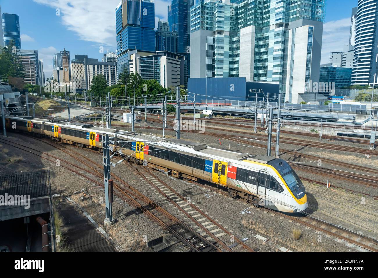 Brisbane, Australien - 5. Aug 2022: Personenzug in Brisbane mit Skyline Hintergrund Stockfoto