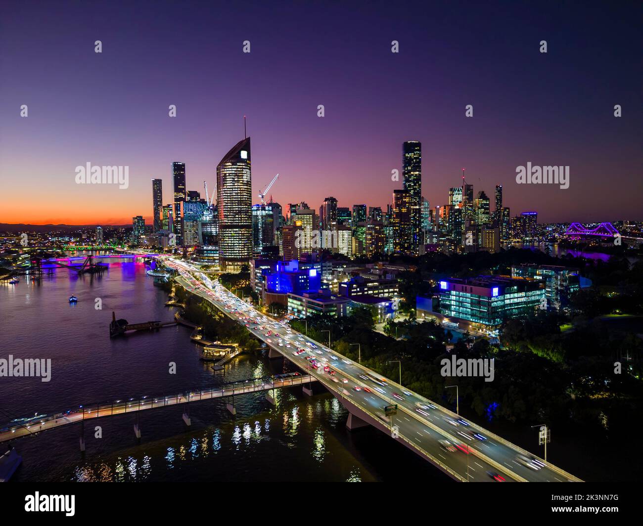 Luftaufnahme der Stadt Brisbane in Australien bei Nacht Stockfoto