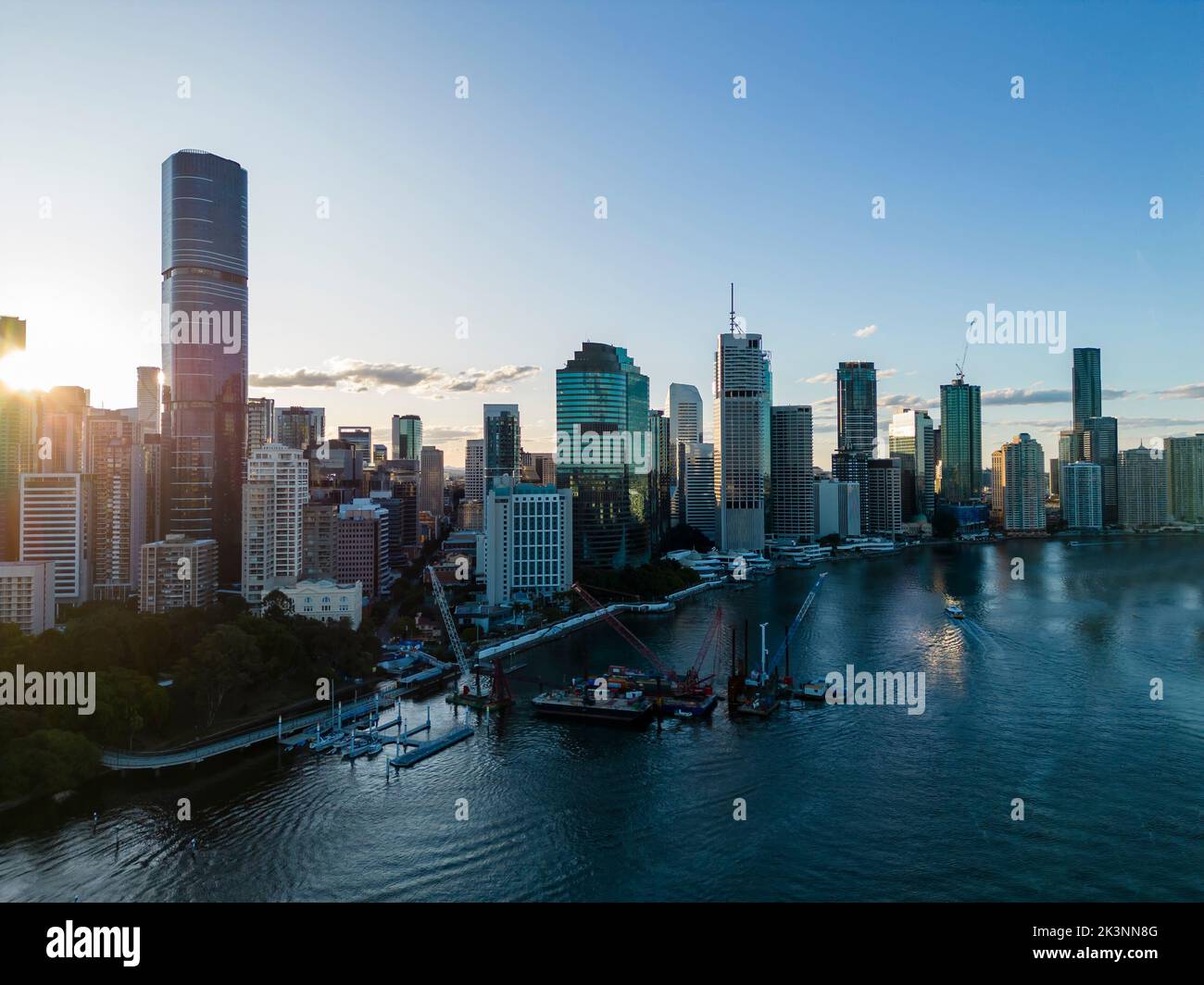 Luftaufnahme der Stadt Brisbane in Australien bei Sonnenuntergang Stockfoto