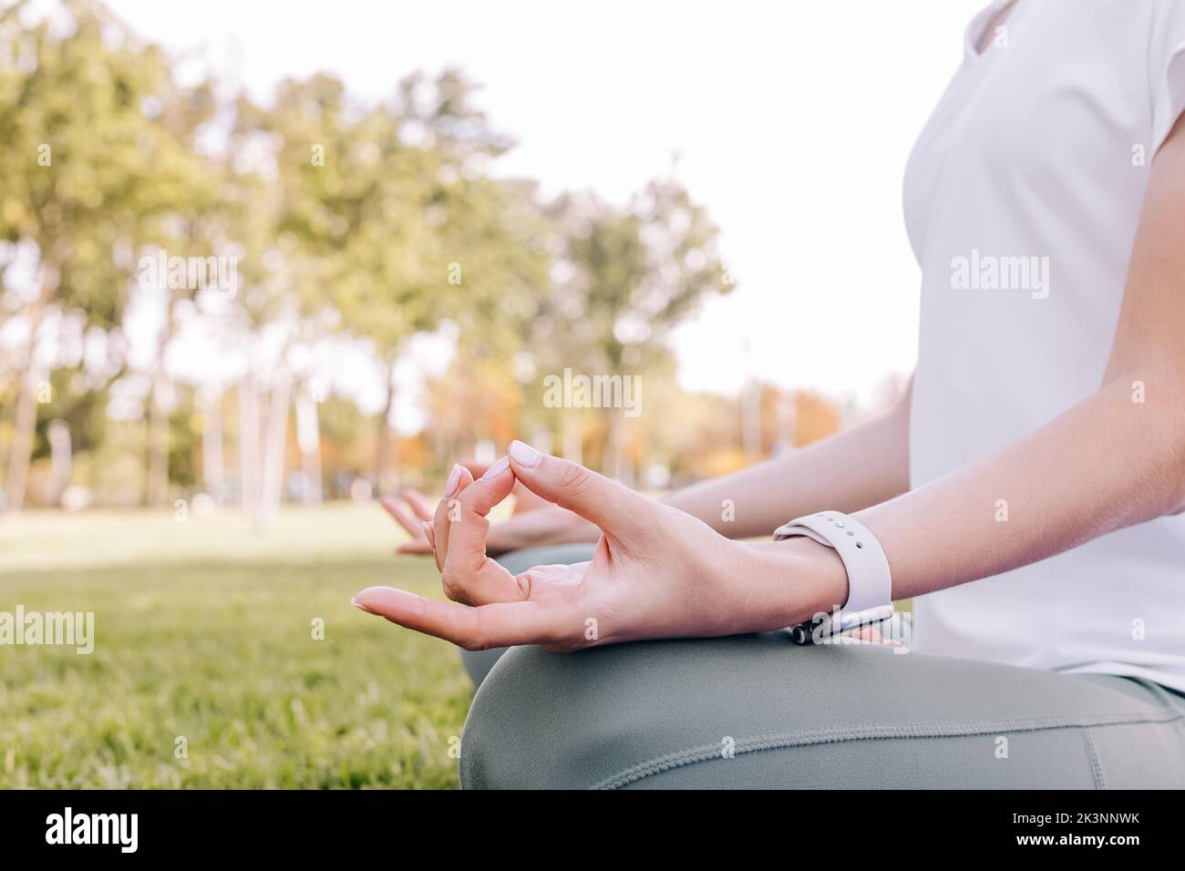 Nahaufnahme einer Frau in der Lotushaltung. Yoga im Freien, Achtsamkeit, gesunder Lebensstil Stockfoto