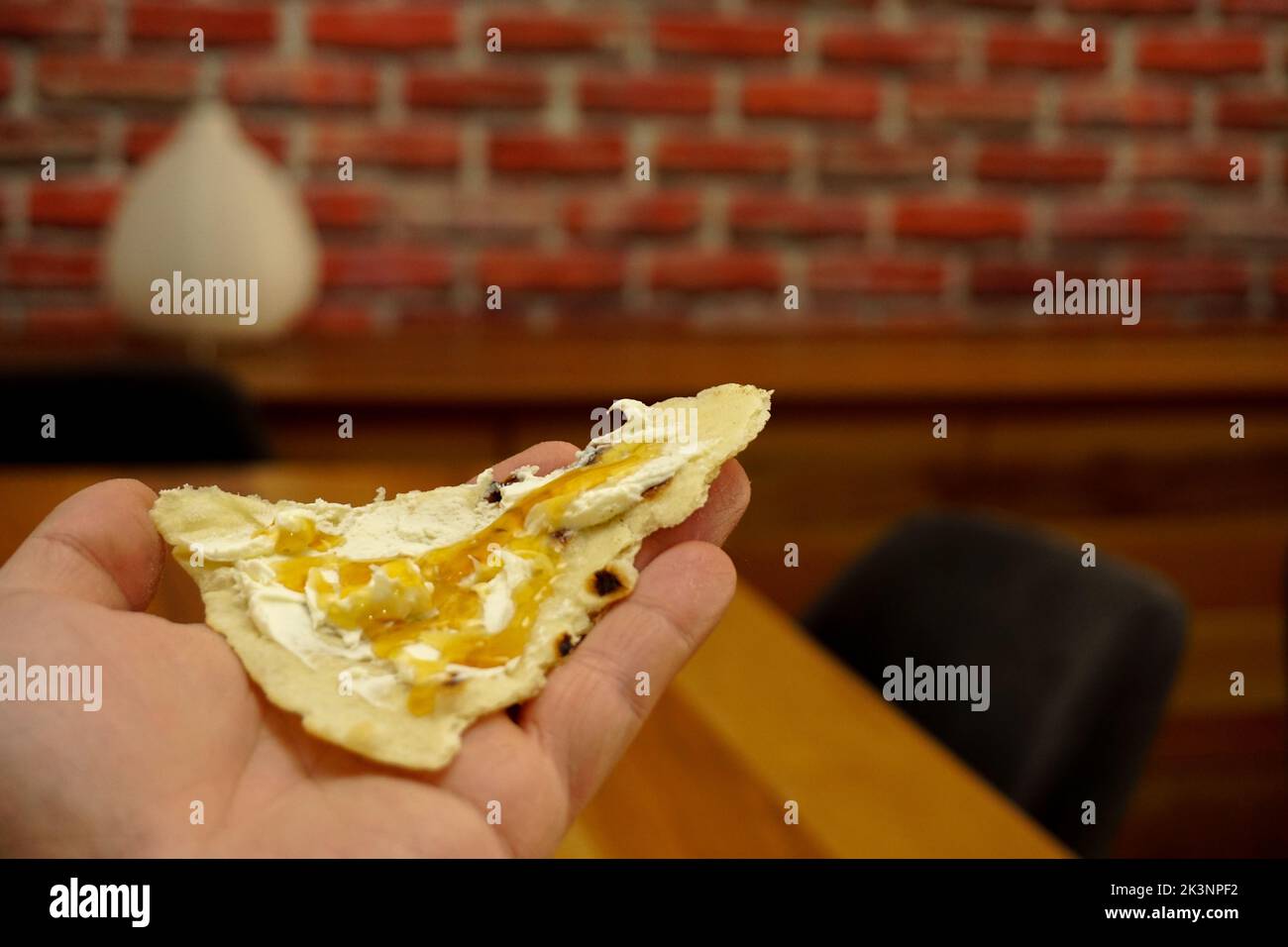 Eine Nahaufnahme von Honig und Butter auf Lavaschbrot Stockfoto