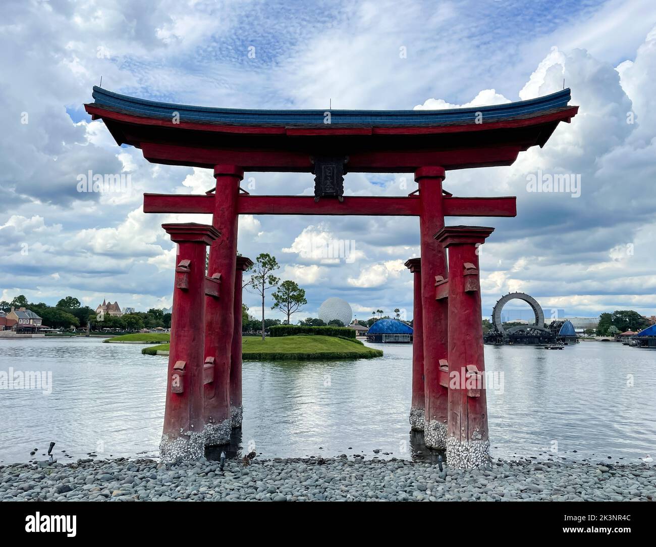 Bay Lake, FL USA - 15. September 2022: Blick auf den Japan Pavilion mit dem Raumschiff Erde im Hintergrund im Epcot Themenpark Stockfoto